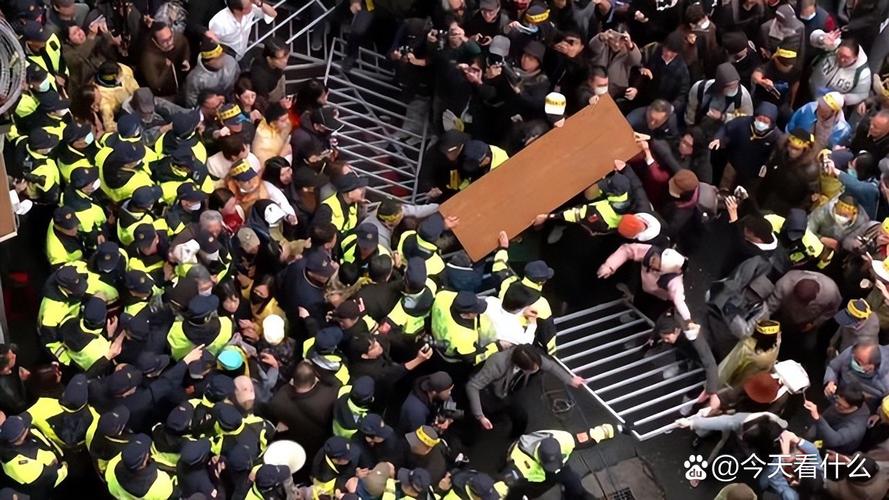 高雄市议会蓝绿民代爆发激烈冲突