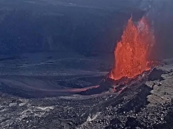 夏威夷火山喷发 出现“火龙卷”奇观