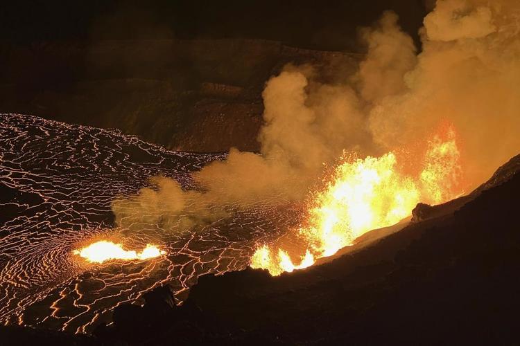 夏威夷火山喷发 出现“火龙卷”奇观