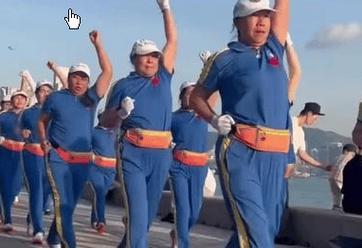 暴走团现身香港 放音乐打扰其他游客
