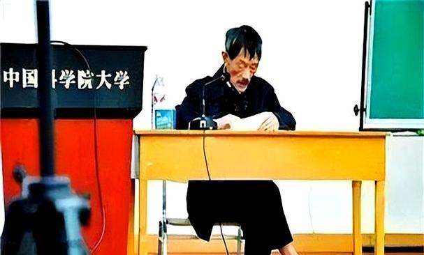 院士到大学交流被拍到穿着破旧布鞋