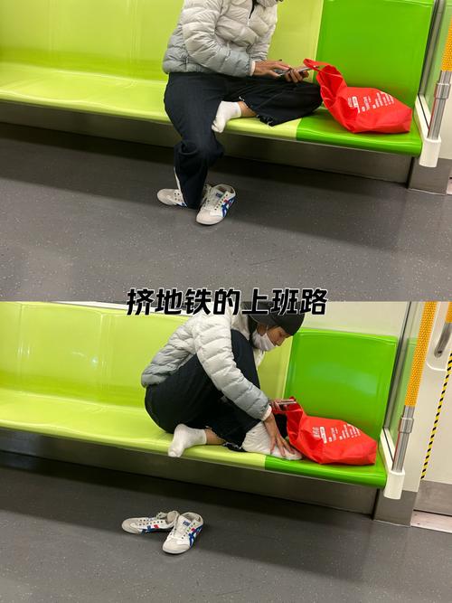 男子地铁站大便事发地成打卡点
