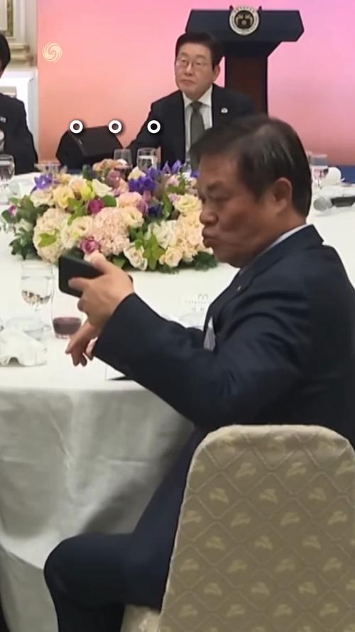 李在明开会时3名官员轮流自拍