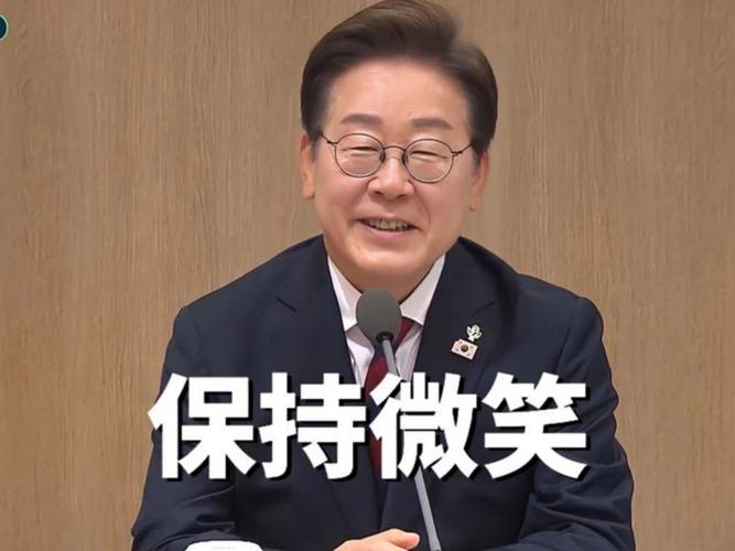 李在明开会时3名官员轮流自拍
