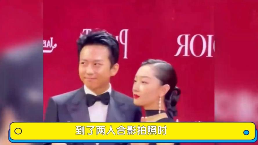 邓超走红毯帮观众捡水