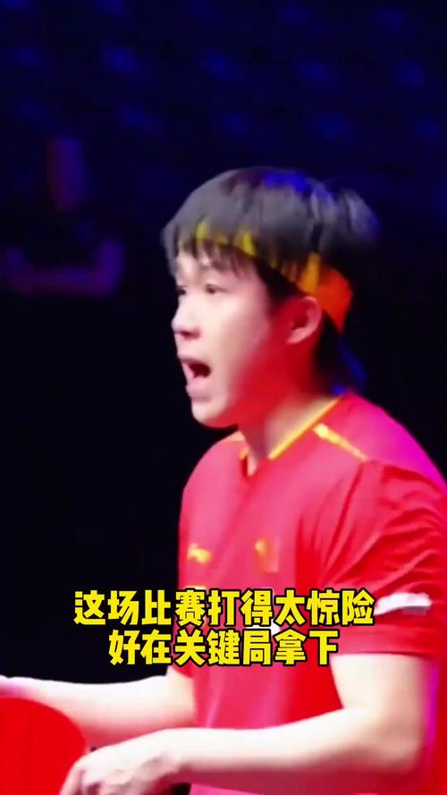 王楚钦赛后看着屏幕发呆思考