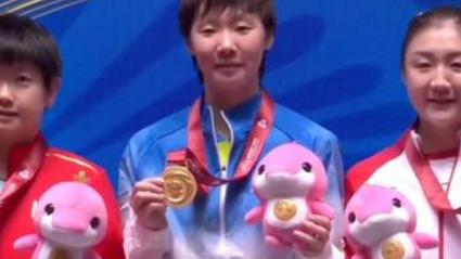 王曼昱孙颖莎陈梦登上领奖台合影
