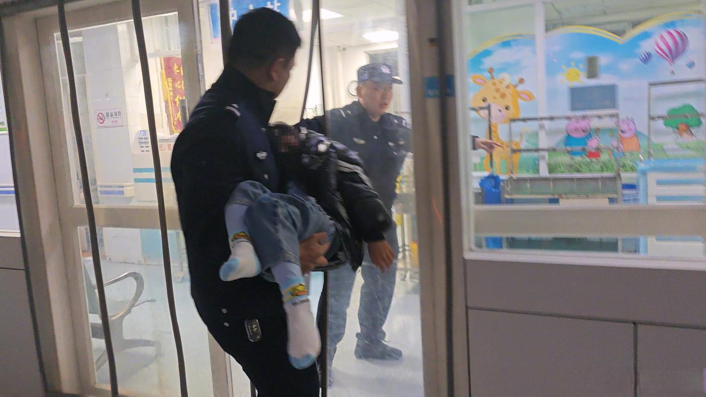 警员抱娃飞奔 3分钟极速送医