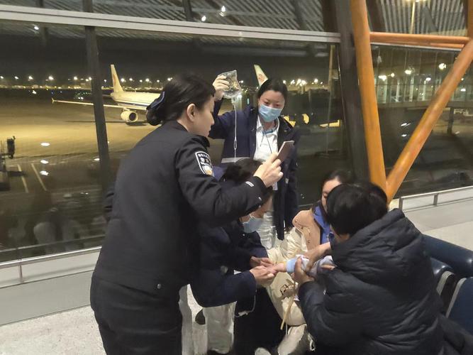 警员抱娃飞奔 3分钟极速送医