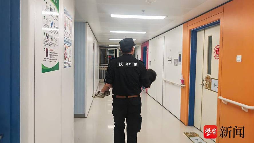 警员抱娃飞奔 3分钟极速送医