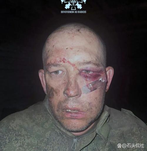 乌士兵地窝子里喝茶时被俄军俘虏