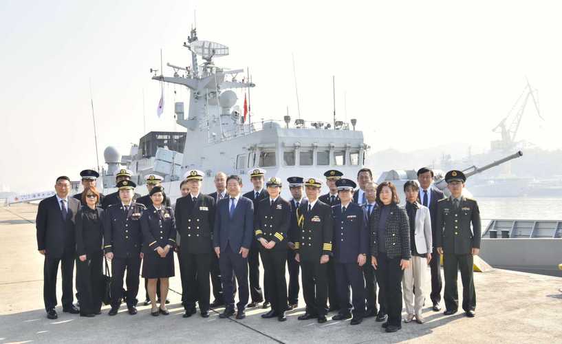 中方穿五四青年服见日本官员