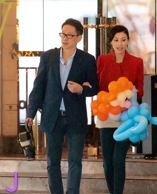 李嘉欣晒与许晋亨合照庆祝结婚17年