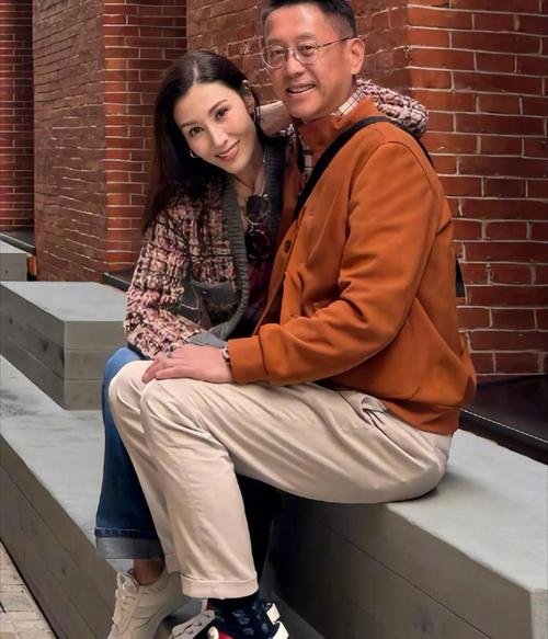 李嘉欣晒与许晋亨合照庆祝结婚17年
