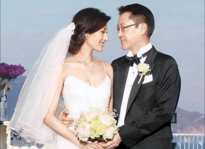 李嘉欣晒与许晋亨合照庆祝结婚17年
