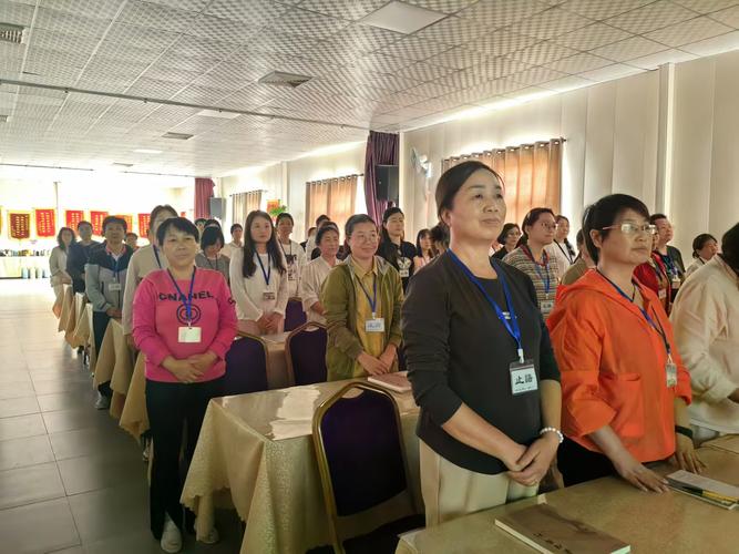 88岁老师再上讲台给花甲学生上课