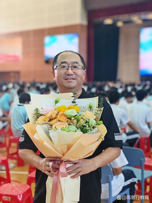 88岁老师再上讲台给花甲学生上课
